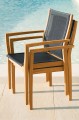 fotel-ogrodowy-barlow-tyrie-horizon-armchair-drewno-tekowe-textilene-przy-basenie-luksusowy