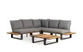 Zestaw wypoczynkowy Tierra Outdoor Seto Teak Lounge z narożnikiem z teaku, aluminiową ramą i szarymi poduszkami, z niskim stolikiem kawowym z blatem teakowym.